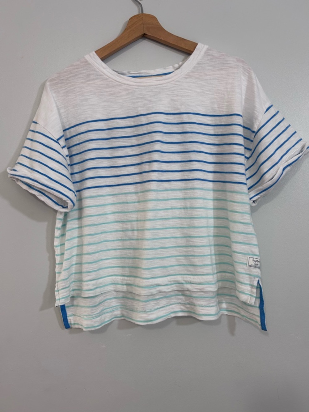 Southern Tide Erin Sun Short Sleeve Tee in White and blue M